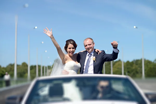 Casal de casamento no carro — Fotografia de Stock