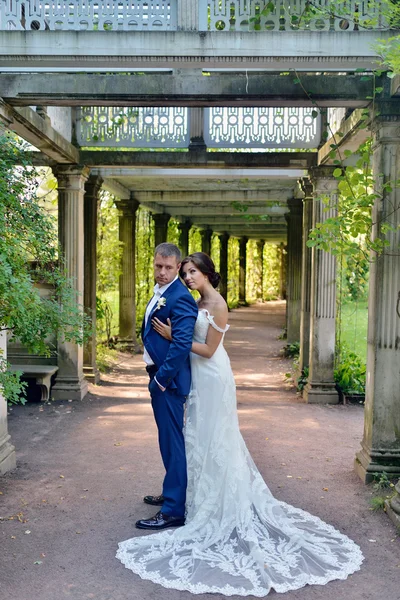 Matrimonio coppia sulla natura — Foto Stock