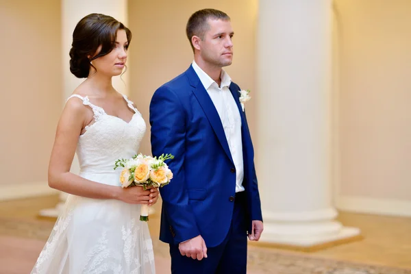 Casamento casal dentro de casa — Fotografia de Stock