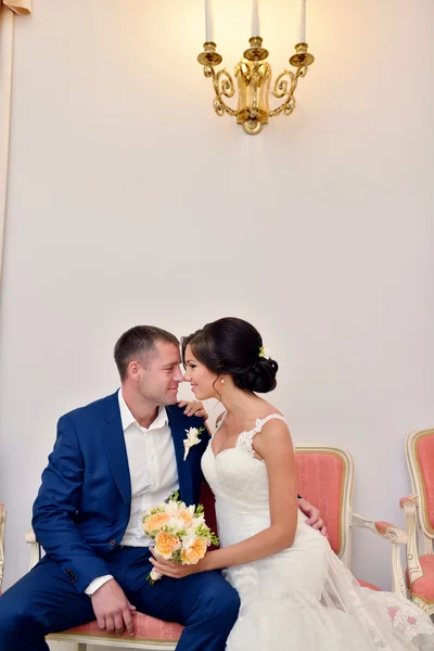 Wedding couple indoors — Stock Photo, Image