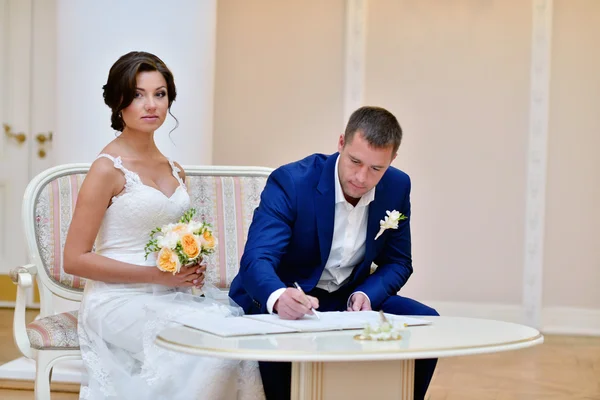 Casamento casal dentro de casa — Fotografia de Stock