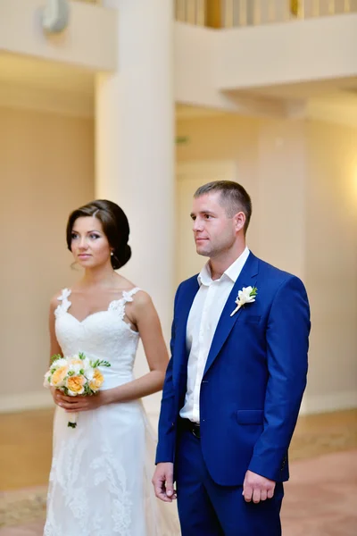 Casamento casal dentro de casa — Fotografia de Stock