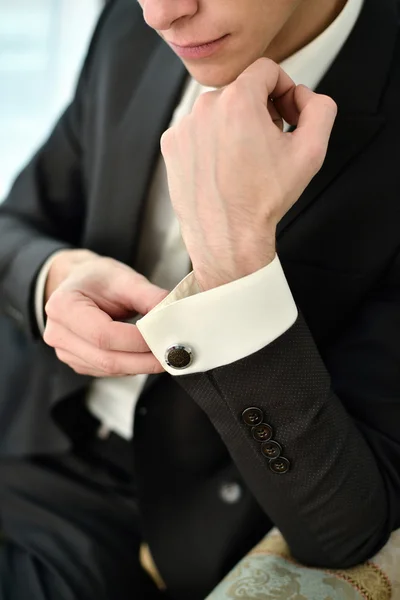 Damat giyen takım elbise — Stok fotoğraf