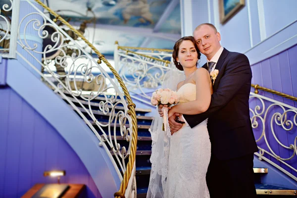 Casamento casal dentro de casa — Fotografia de Stock