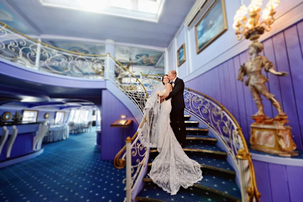 Casamento casal dentro de casa — Fotografia de Stock