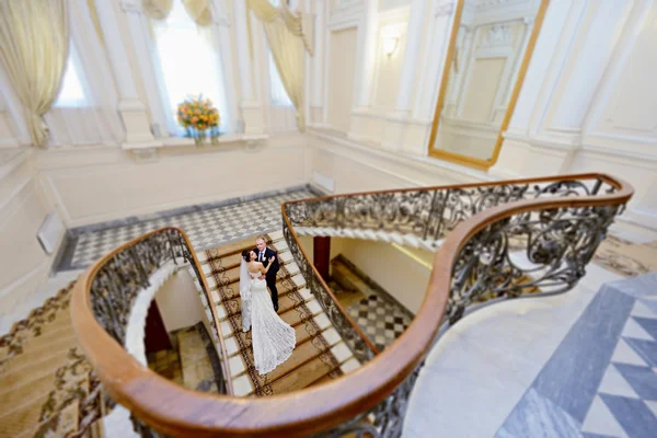 屋内での結婚式のカップル — ストック写真
