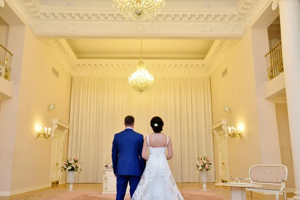 Matrimonio coppia al chiuso — Foto Stock