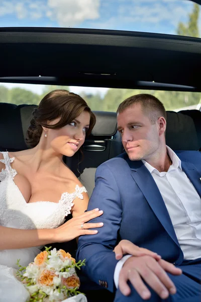 Bruidspaar in auto — Stockfoto