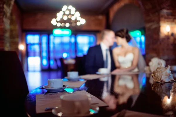 Hochzeitspaar drinnen — Stockfoto