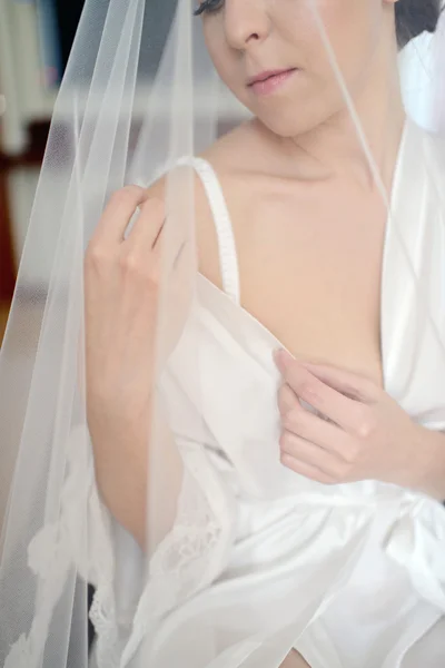 Noiva usando vestido de noiva — Fotografia de Stock