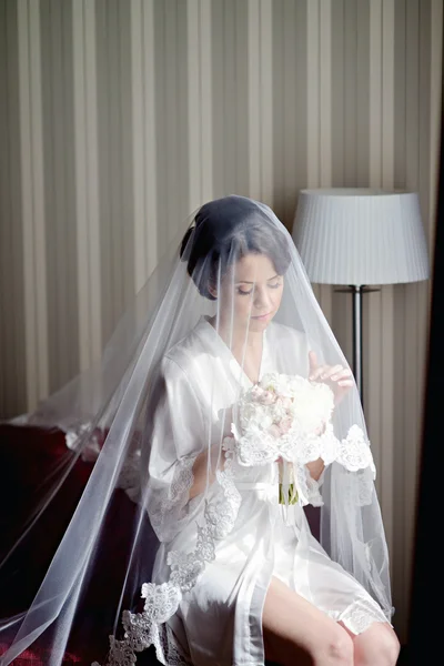 Bellezza sposa con bouquet — Foto Stock