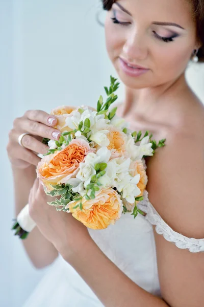 Mooie bruid bedrijf boeket — Stockfoto