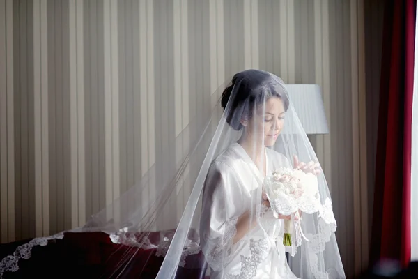 Schönheit Braut mit Strauß — Stockfoto