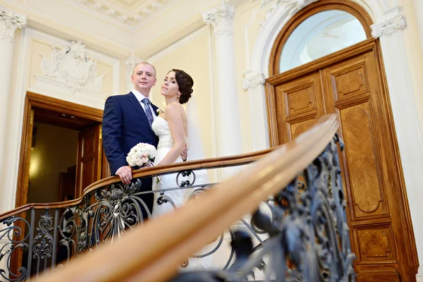 Casamento casal dentro de casa — Fotografia de Stock