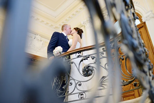 Casamento casal dentro de casa — Fotografia de Stock