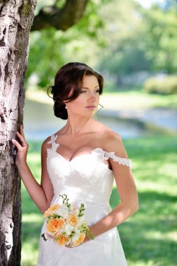 Gelinlik giymiş gelin