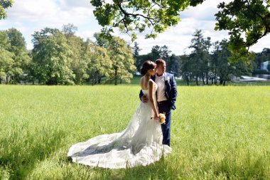 Düğün çift doğa üzerinde