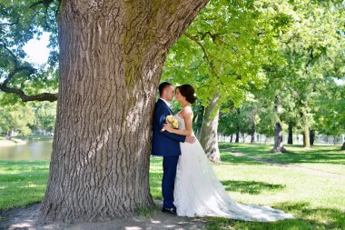 Düğün çift doğa üzerinde