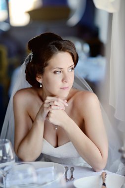 Gelinlik içinde güzel gelin