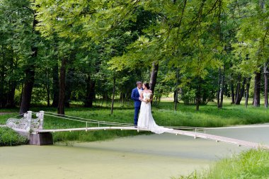 Düğün çift doğa üzerinde