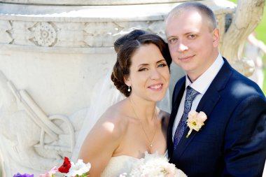 Düğün çifti sarılma