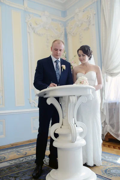 Casamento casal dentro de casa — Fotografia de Stock