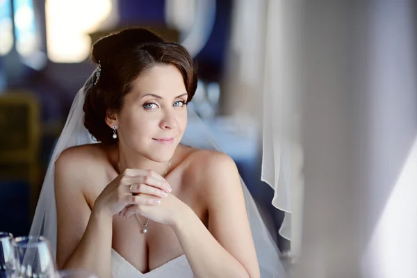 Beautiful bride in wedding dress — Stock Photo, Image