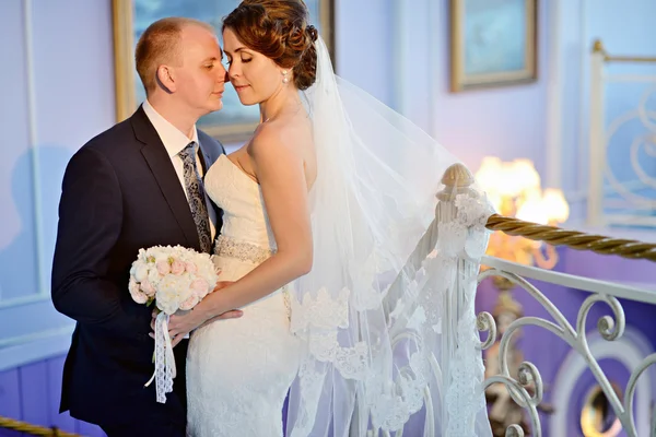 Pareja de boda en interiores — Foto de Stock