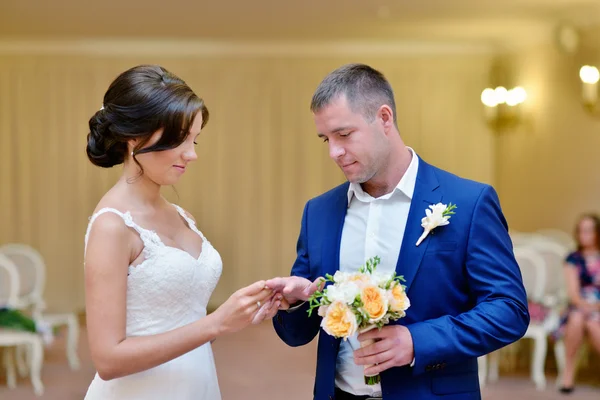 Pareja de boda en ceremonia —  Fotos de Stock