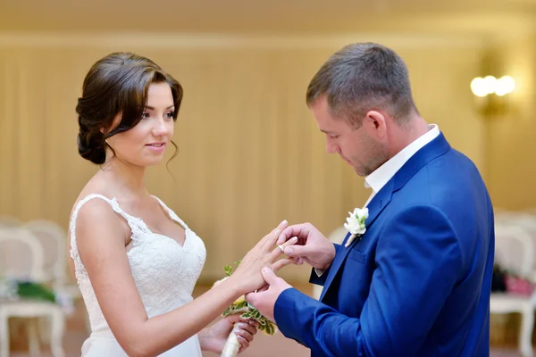 Casamento casal em cerimônia — Fotografia de Stock