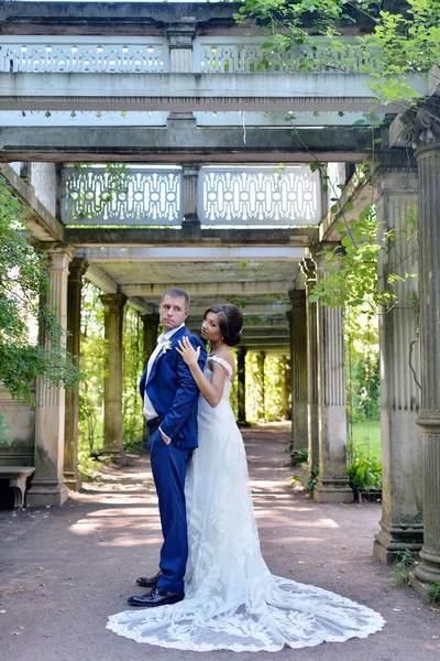 Casamento casal na natureza — Fotografia de Stock