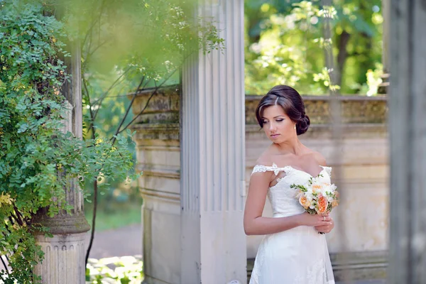 Noiva em vestido de noiva — Fotografia de Stock