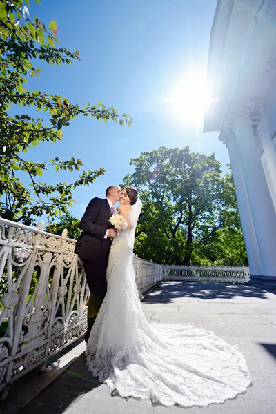 Hochzeitspaar umarmt und küsst sich — Stockfoto