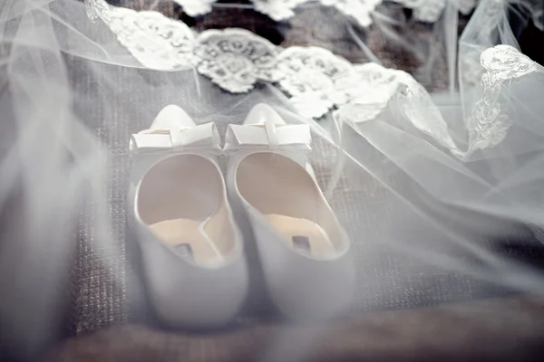Witte bruiloft schoenen — Stockfoto