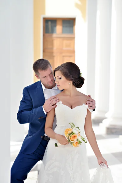 Wedding couple hugging — Stock Photo, Image