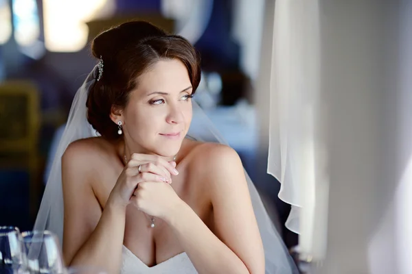 Beautiful bride in wedding dress — Stock Photo, Image