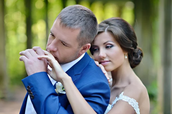 Casamento casal na natureza — Fotografia de Stock