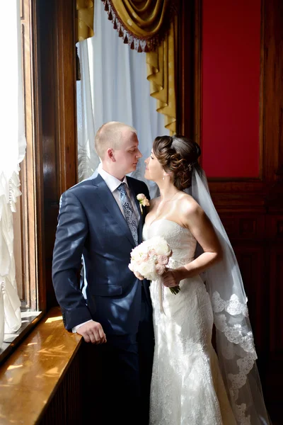 Casamento casal dentro de casa — Fotografia de Stock