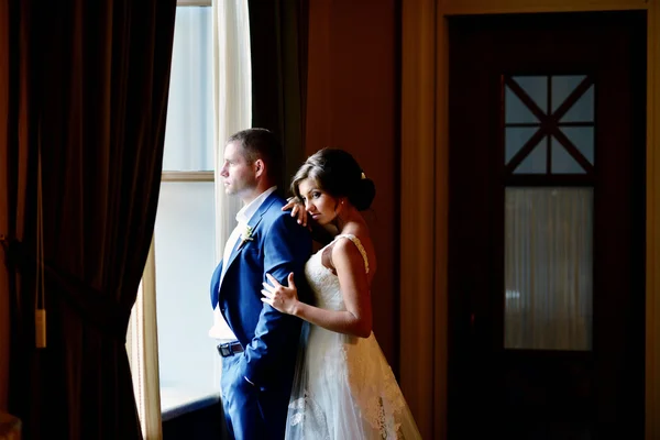 Casamento casal dentro de casa — Fotografia de Stock