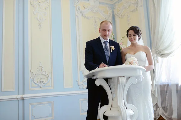 Matrimonio coppia al chiuso — Foto Stock