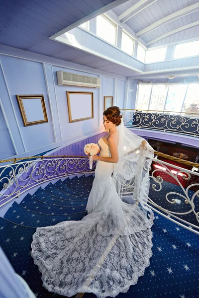 Noiva de beleza no vestido de noiva — Fotografia de Stock