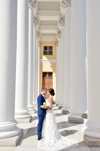 Casamento casal abraço — Fotografia de Stock