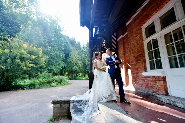 Casamento casal na natureza — Fotografia de Stock