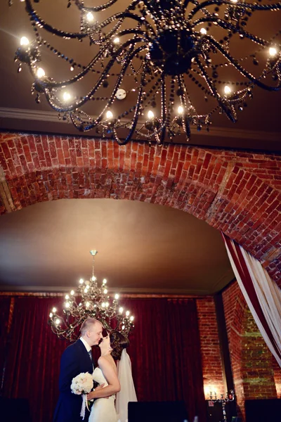 Hochzeitspaar drinnen — Stockfoto