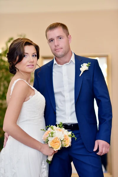 Casamento casal dentro de casa — Fotografia de Stock