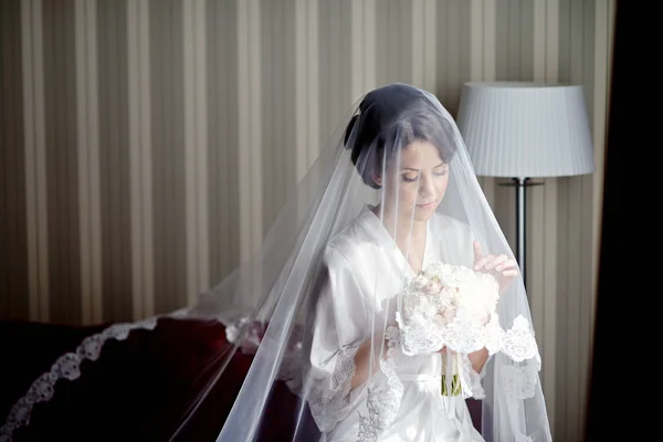 Bellezza sposa con bouquet — Foto Stock
