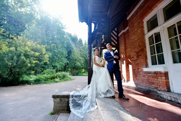 Casamento casal na natureza — Fotografia de Stock