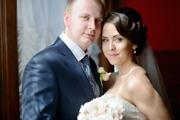 Wedding couple indoors — Stock Photo, Image