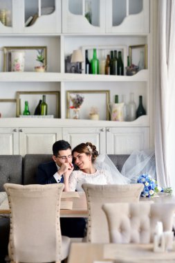 Çift düğün gülümseyen ve sarılma