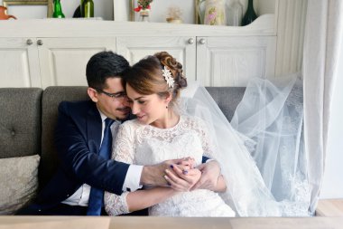 Çiftler oturur ve sarılırlar.